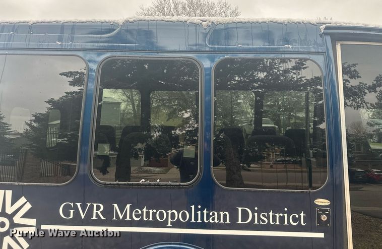 image for item DT7125 2011 GMC Savana G3500 shuttle bus