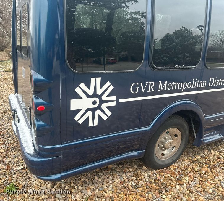 image for item DT7125 2011 GMC Savana G3500 shuttle bus