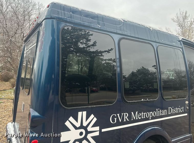 image for item DT7125 2011 GMC Savana G3500 shuttle bus