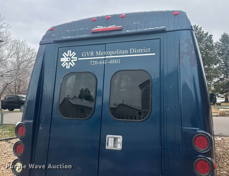 image for item DT7125 2011 GMC Savana G3500 shuttle bus