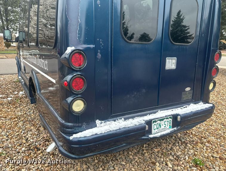 image for item DT7125 2011 GMC Savana G3500 shuttle bus