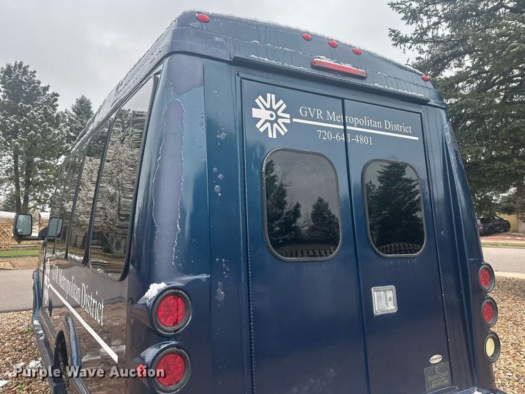 image for item DT7125 2011 GMC Savana G3500 shuttle bus