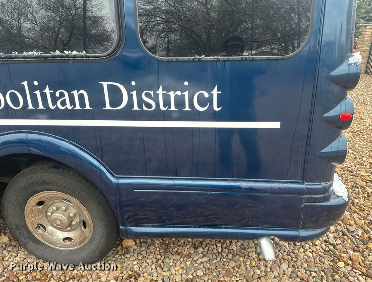 image for item DT7125 2011 GMC Savana G3500 shuttle bus