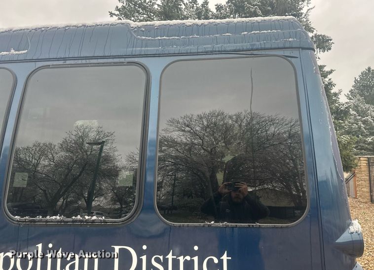 image for item DT7125 2011 GMC Savana G3500 shuttle bus