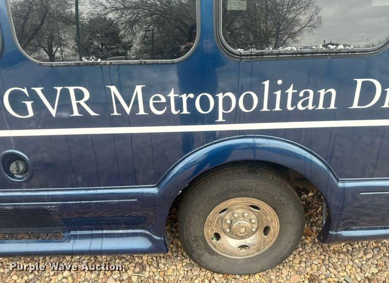 image for item DT7125 2011 GMC Savana G3500 shuttle bus