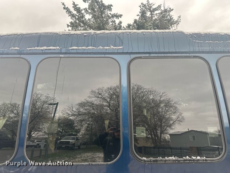 image for item DT7125 2011 GMC Savana G3500 shuttle bus