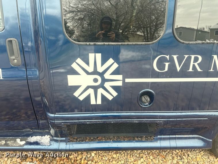 image for item DT7125 2011 GMC Savana G3500 shuttle bus