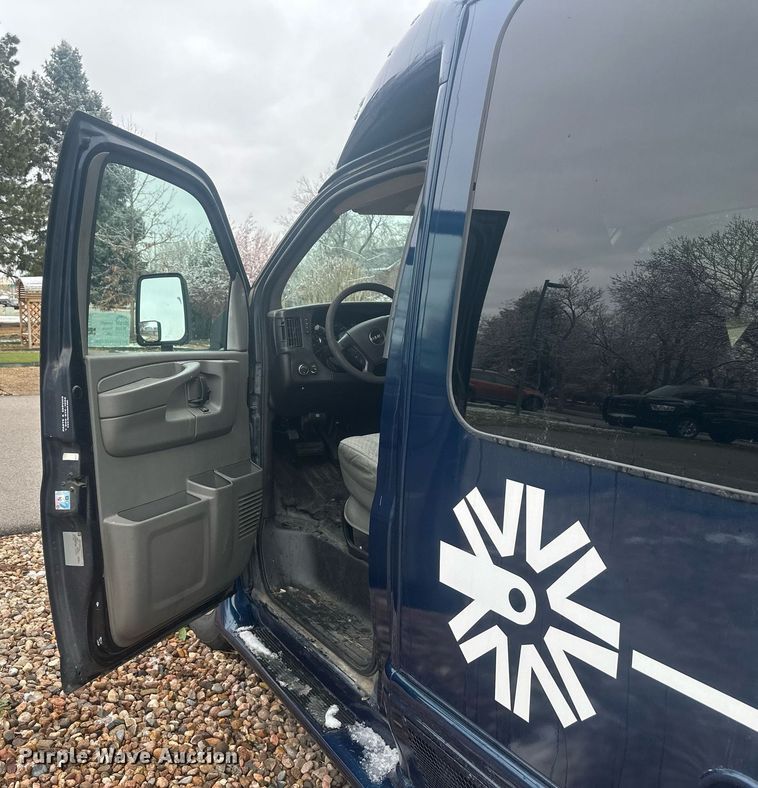 image for item DT7125 2011 GMC Savana G3500 shuttle bus