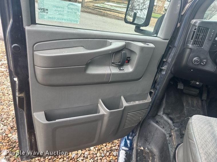 image for item DT7125 2011 GMC Savana G3500 shuttle bus