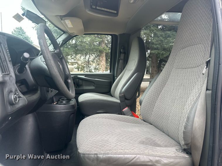 image for item DT7125 2011 GMC Savana G3500 shuttle bus