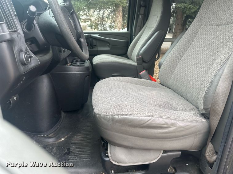 image for item DT7125 2011 GMC Savana G3500 shuttle bus