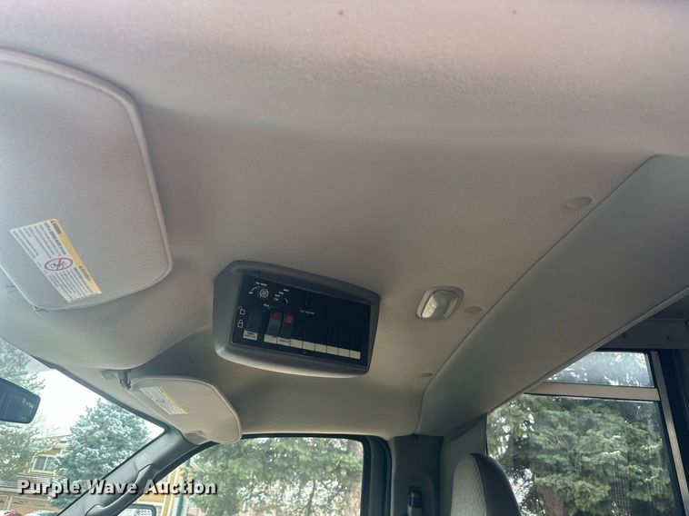 image for item DT7125 2011 GMC Savana G3500 shuttle bus