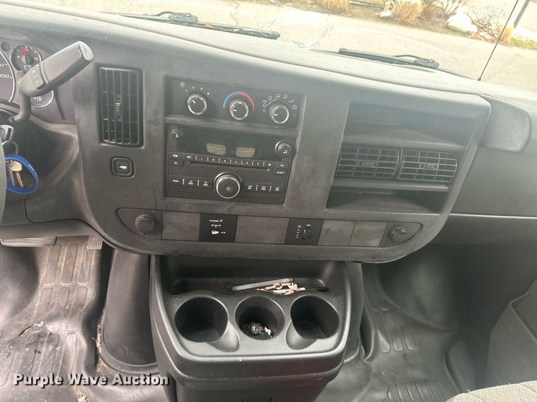 image for item DT7125 2011 GMC Savana G3500 shuttle bus