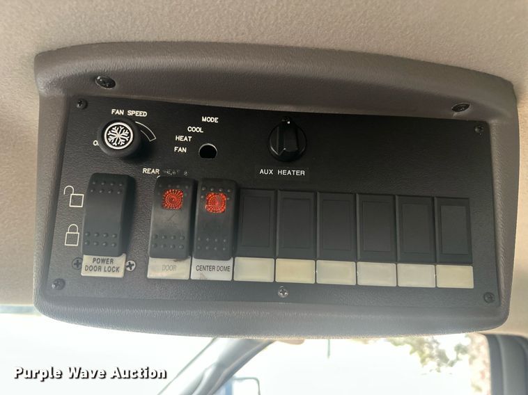 image for item DT7125 2011 GMC Savana G3500 shuttle bus