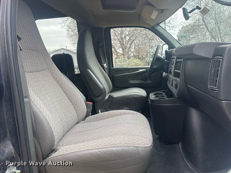 image for item DT7125 2011 GMC Savana G3500 shuttle bus