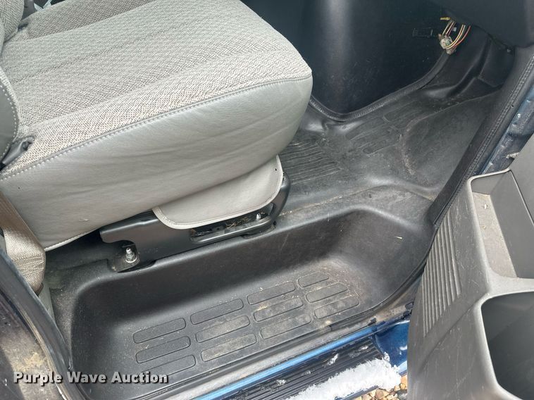 image for item DT7125 2011 GMC Savana G3500 shuttle bus