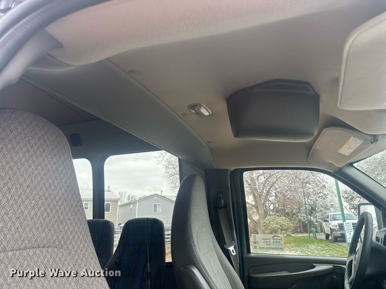 image for item DT7125 2011 GMC Savana G3500 shuttle bus