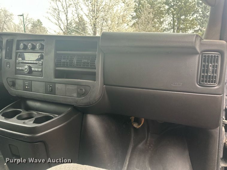 image for item DT7125 2011 GMC Savana G3500 shuttle bus