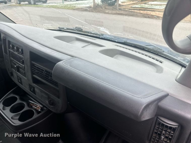 image for item DT7125 2011 GMC Savana G3500 shuttle bus