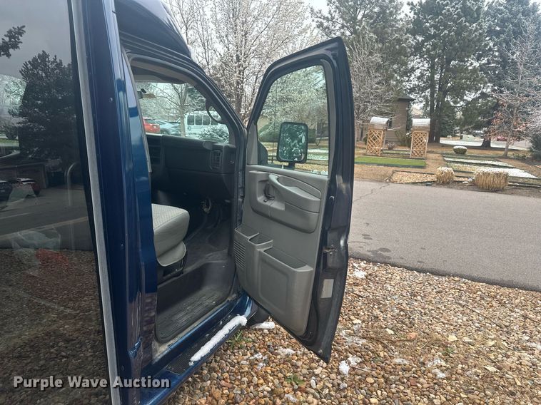 image for item DT7125 2011 GMC Savana G3500 shuttle bus