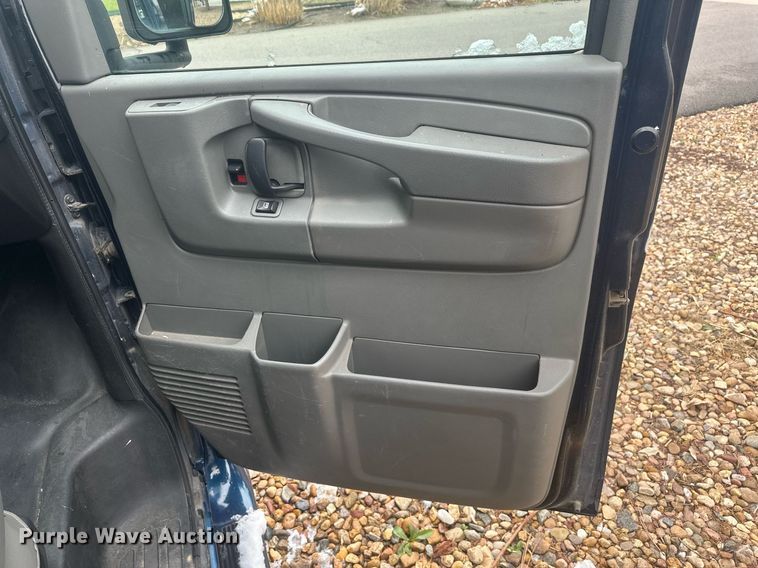 image for item DT7125 2011 GMC Savana G3500 shuttle bus