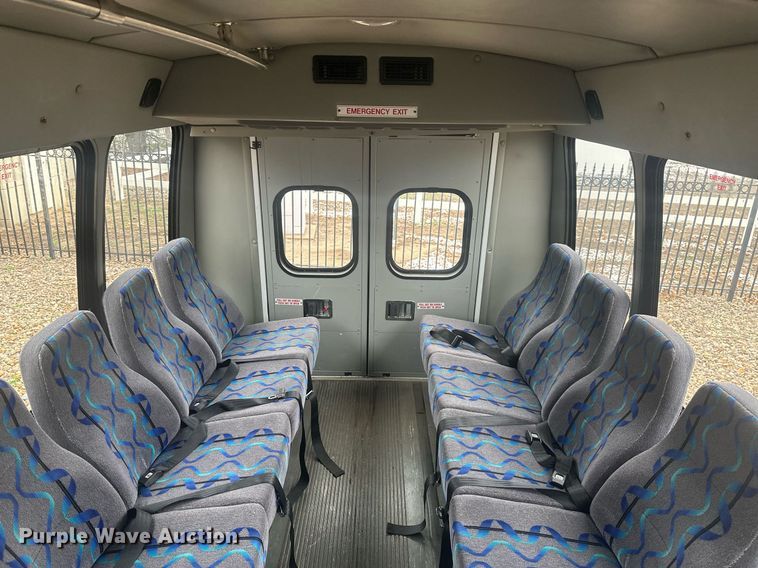 image for item DT7125 2011 GMC Savana G3500 shuttle bus