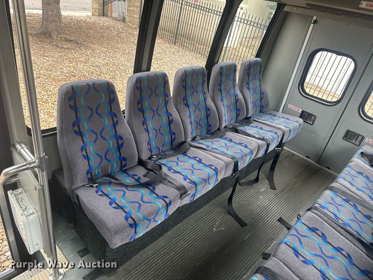 image for item DT7125 2011 GMC Savana G3500 shuttle bus