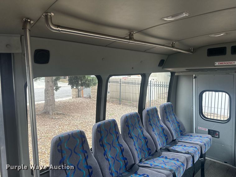 image for item DT7125 2011 GMC Savana G3500 shuttle bus