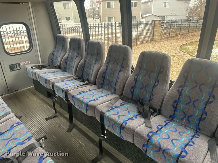 image for item DT7125 2011 GMC Savana G3500 shuttle bus