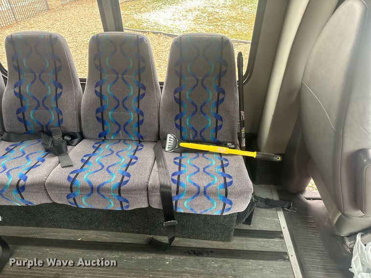 image for item DT7125 2011 GMC Savana G3500 shuttle bus