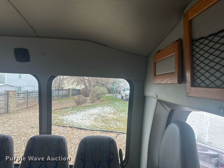 image for item DT7125 2011 GMC Savana G3500 shuttle bus