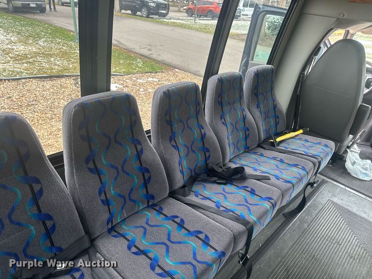 image for item DT7125 2011 GMC Savana G3500 shuttle bus