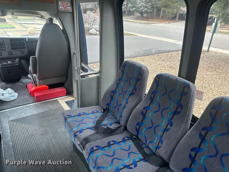 image for item DT7125 2011 GMC Savana G3500 shuttle bus