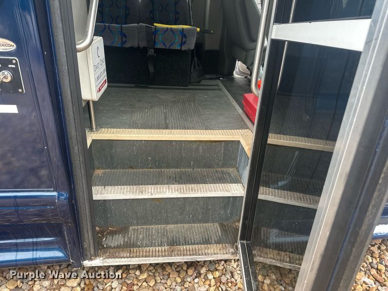 image for item DT7125 2011 GMC Savana G3500 shuttle bus