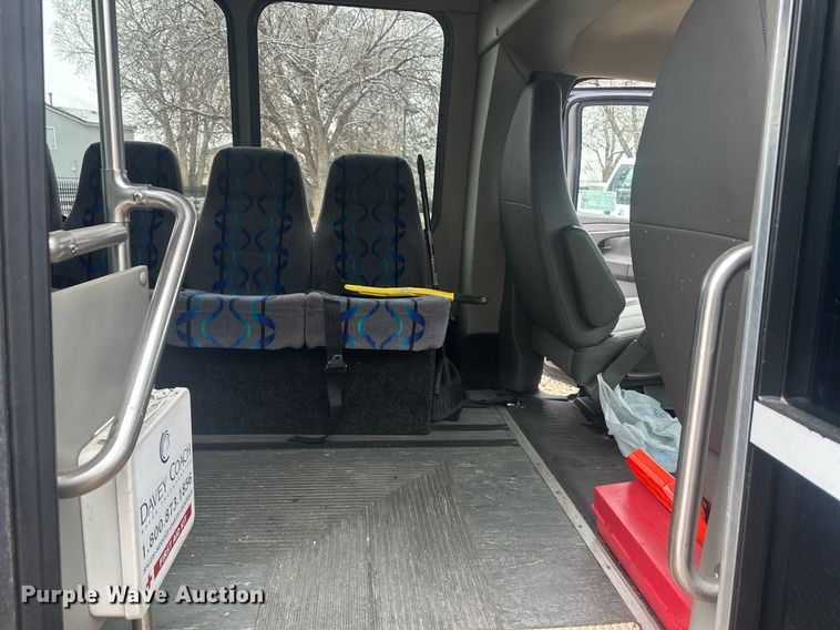 image for item DT7125 2011 GMC Savana G3500 shuttle bus