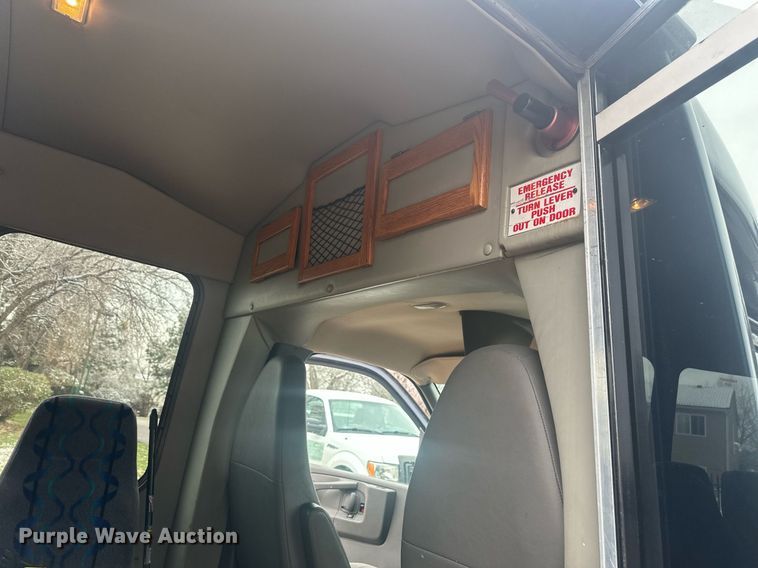 image for item DT7125 2011 GMC Savana G3500 shuttle bus