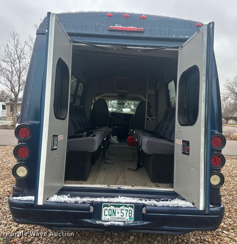 image for item DT7125 2011 GMC Savana G3500 shuttle bus