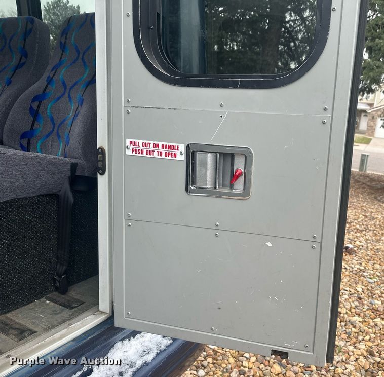 image for item DT7125 2011 GMC Savana G3500 shuttle bus