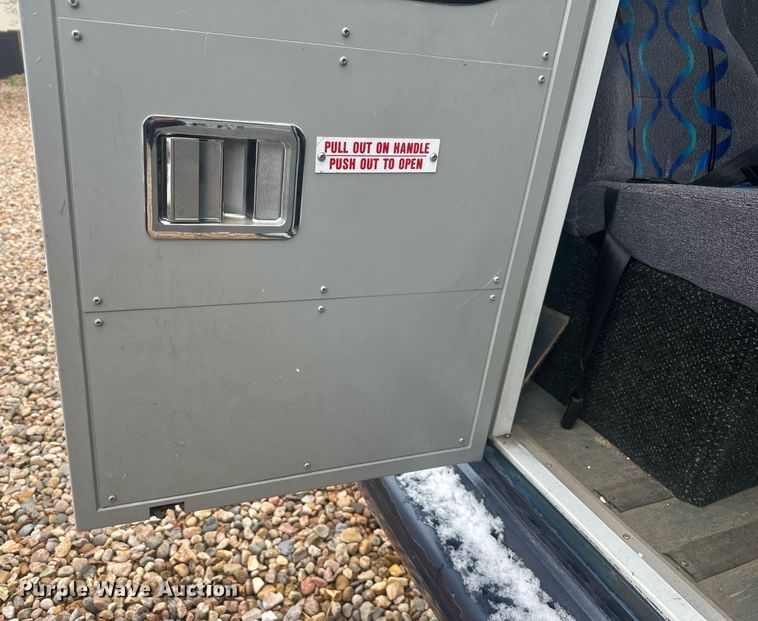 image for item DT7125 2011 GMC Savana G3500 shuttle bus