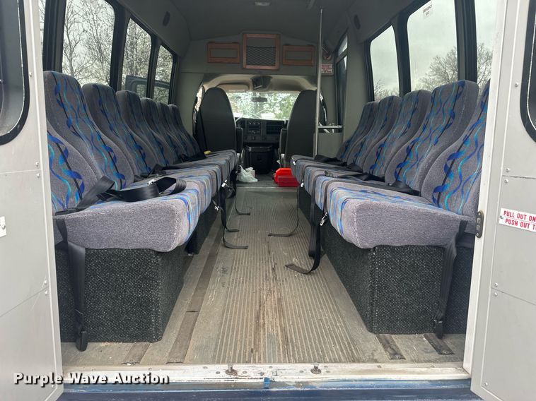 image for item DT7125 2011 GMC Savana G3500 shuttle bus