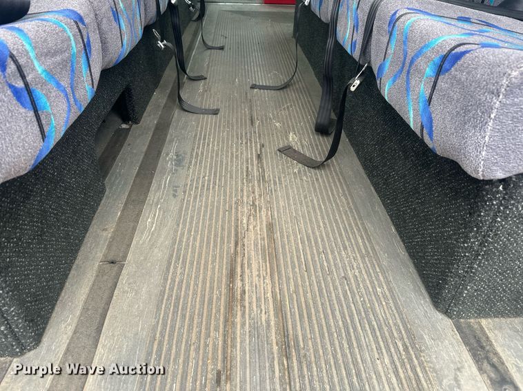 image for item DT7125 2011 GMC Savana G3500 shuttle bus