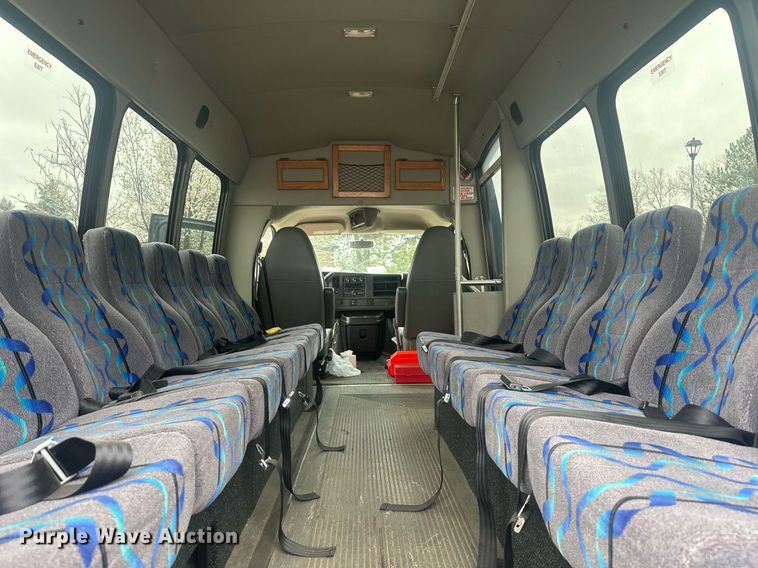 image for item DT7125 2011 GMC Savana G3500 shuttle bus