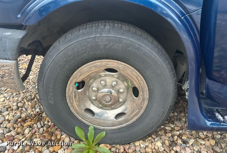 image for item DT7125 2011 GMC Savana G3500 shuttle bus