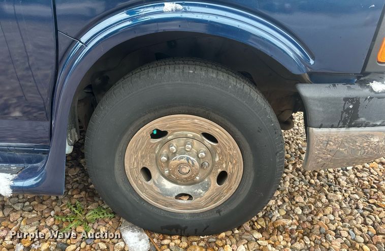 image for item DT7125 2011 GMC Savana G3500 shuttle bus