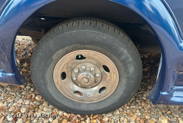 image for item DT7125 2011 GMC Savana G3500 shuttle bus