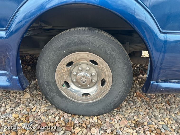 image for item DT7125 2011 GMC Savana G3500 shuttle bus