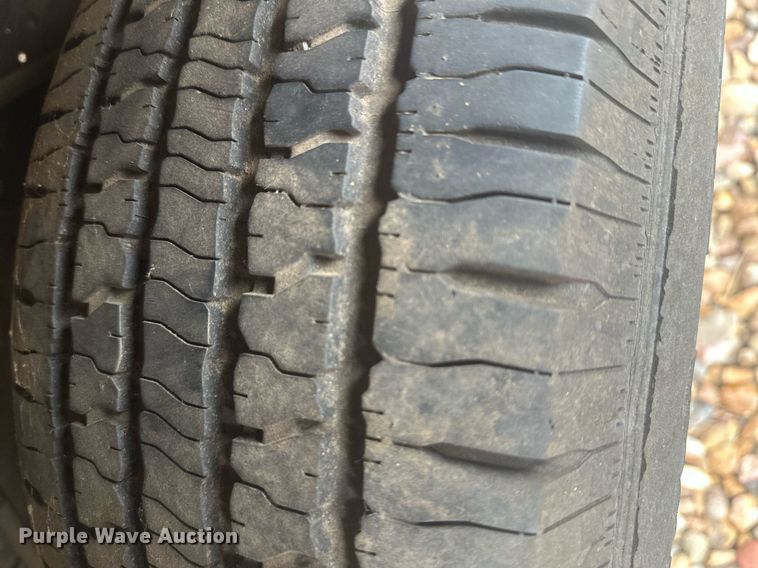 image for item DT7125 2011 GMC Savana G3500 shuttle bus