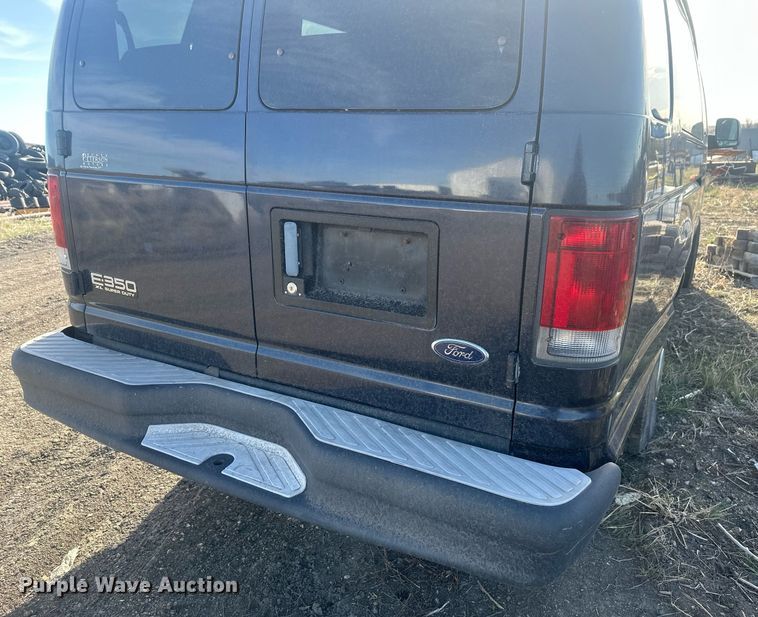 image for item DT7161 2003 Ford E350 van