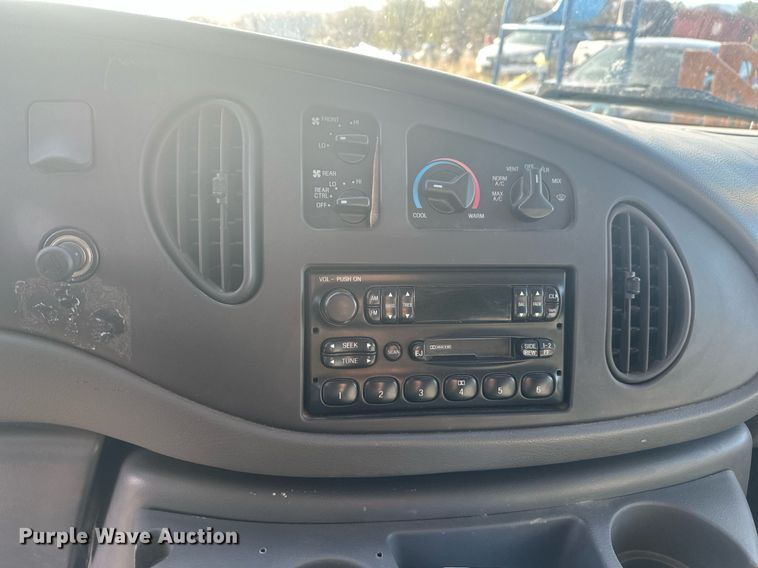 image for item DT7161 2003 Ford E350 van