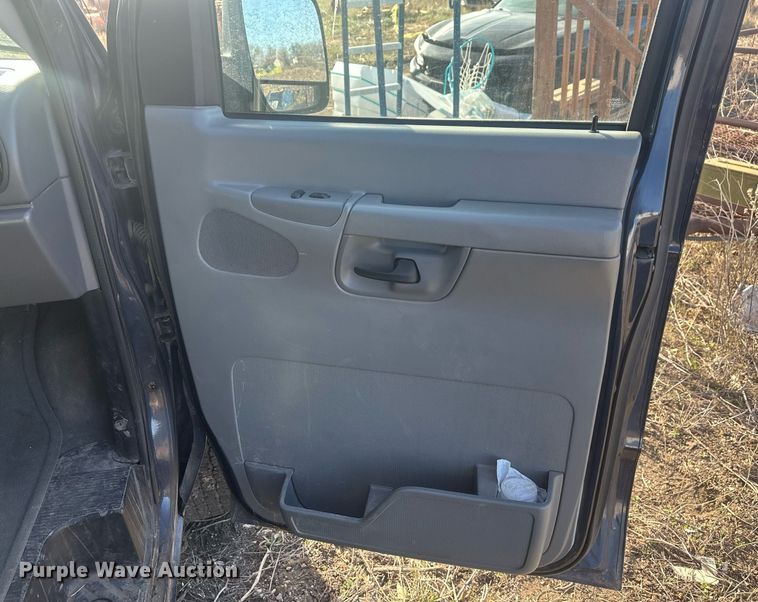 image for item DT7161 2003 Ford E350 van